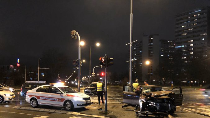 Стравичан удес у Новом Београду: Аутомобили потпуно ХАВАРИСАНИ!